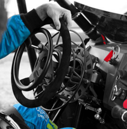 Automovilismo. Adaptación del volante en uno de los coches de competición