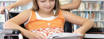 Una niña en silla de ruedas con discapacidad física