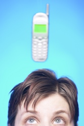 Persona con el móvil en la cabeza