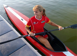 Una persona practicando Piragüismo