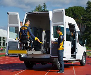 Jovenes probando una furgoneta del Plan Adapta