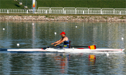 Un participante en una competición de Remo Adaptado