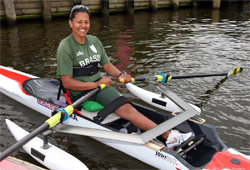 Persona equipada para remo adaptado