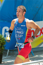 Un corredor en una competción de Paratriatlón en la disciplina de carrera a pie