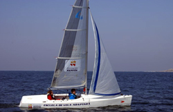 Personas practicando Vela Adaptada