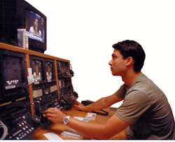 Joven realizando audiodescripción de un programa de televisión