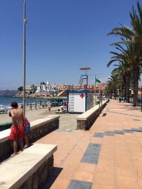 Playa de Calabardina con el puesto de socorro en la arena, dispone de ocio accesible (FuenteVbarbero)