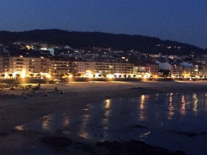 Vista nocturna de la playa de Sanxenjo, una de las que dispone de ocio accesible (vbarbero)