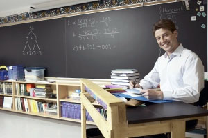 Un profesor de Cursos para personas con discapacidad