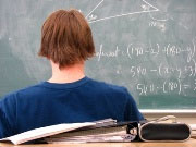 Chico delante de la pizarra concentrándose, otra de las pautas para estudiar mejor