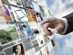 Emprendedores utilizando una pantalla táctil