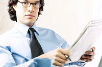 Joven trabajador leyendo documentación de los organismos de apoyo al emprendedor