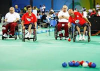 Campeonato de boccia por parejas, lanzando las bolas con la mano
