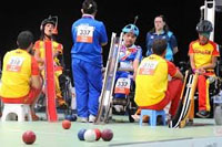 Campeonato de boccia por parejas, lanzando la bola con canaleta