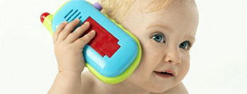 Un niño con un juguete para discapacidad auditiva