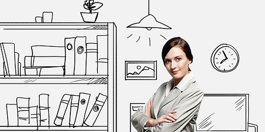 mujer que emprende como autónomo en su oficina en casa con muebles, escritorio, lampara