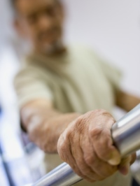 persona sujetandose a una barra