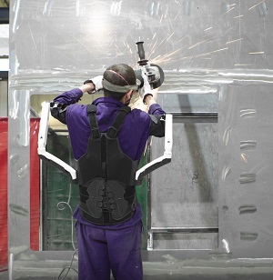 trabajador con exoesqueleto