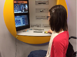 chica usando cajero de proyectos de accesibilidad