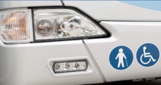 faros y simbolo de discapacidad en frontal de Cuadrabus