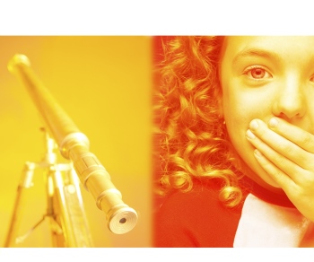 discapacidad intelectual en las aulas, niña tapandose la boca al lado de telescopio