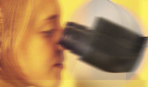 niña mirando por microscopio en clase, discapacidad intelectual en las aulas