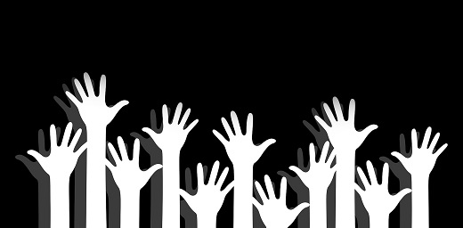 manos arriba, blanco sobre negro, estrés postraumático