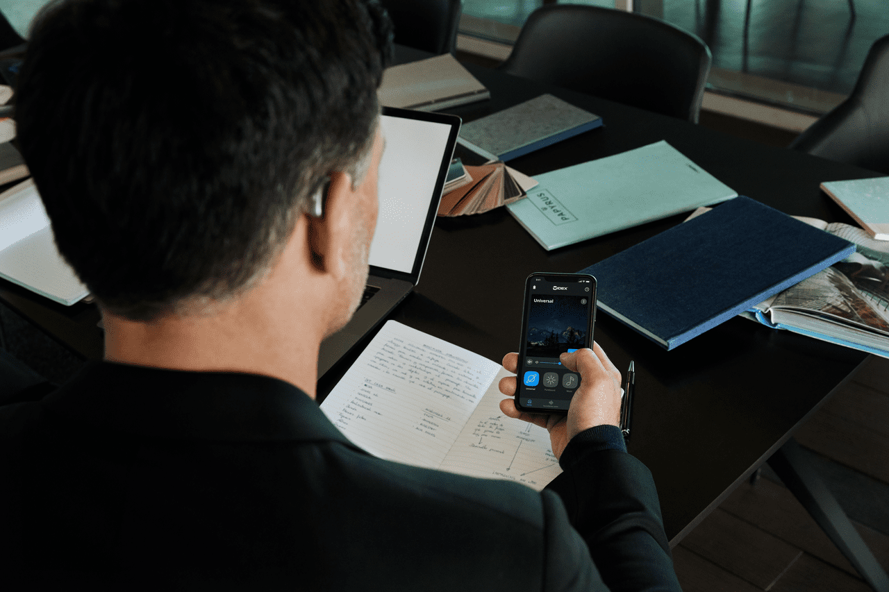 Hombre conectando sus audífonos al móvil