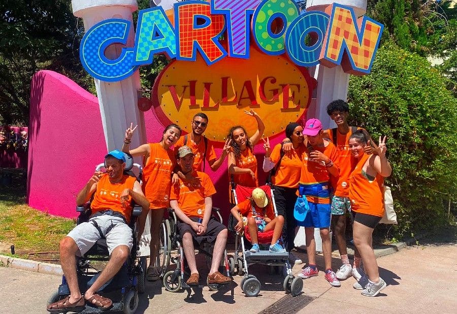 Miembros de la Fundación Síndrome de West en una visita al Parque Warner de Madrid | Foto: Fundación Síndrome de West