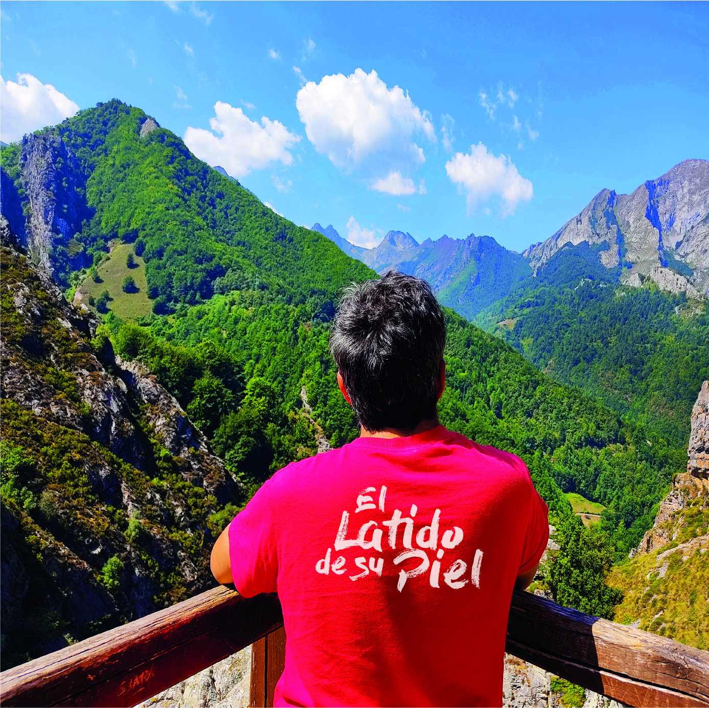 Miky Munilla de espaldas, admirando un paisaje de montañas