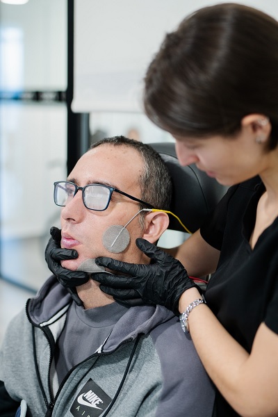 Un paciente trantándose con estimulación muscular y nerviosa periférica (Fuente: CEN)