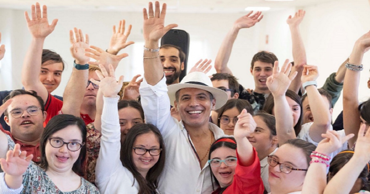 Pitingo junto a personas con discapacidad intelectual de la Fundación Prodis (Fuente: Fundación Prodis)