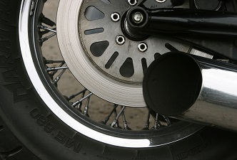 Una rueda de un coche. Calentamiento global 