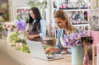 Trabajadoras en una tienda de flores. Parte de accidente de trabajo