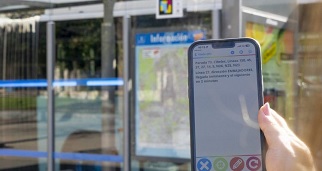 Pantalla con este sistema de móvil, que funciona con códigos NaviLens, donde se recibe información sobre el número de parada, las líneas que pasan y la próxima llegada de un autobús (Fuente: Ayuntamiento de Madrid)