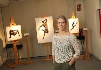 Muche junto con algunas de sus esculturas para la exposición ‘Himno a la vida’ (Fuente: ONCE)