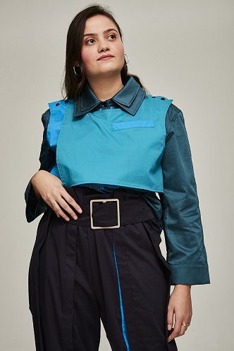 Una modelo con una prenda de FREE FORM STYLE