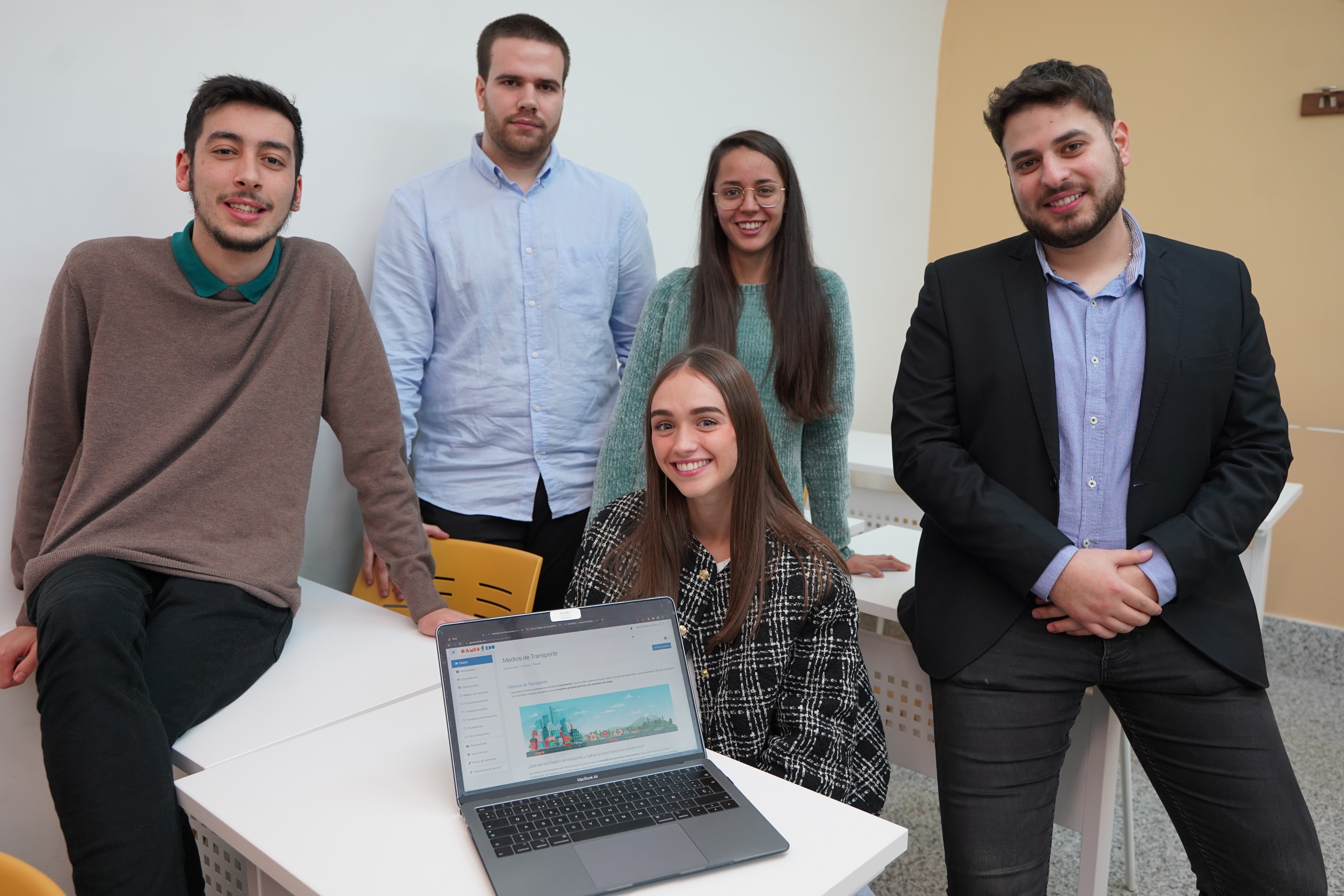 fotografía de un grupo de alumnos adolescentes en clase