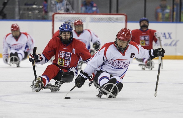 deportistas jugando un partido de hockey sobre hielo