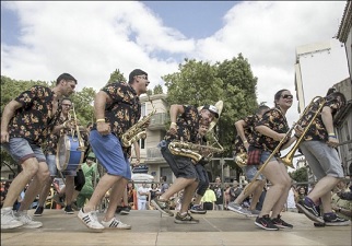 Un momento de una de las actuaciones de la banda Lambroten Brass Band (Fuente: ONCE)