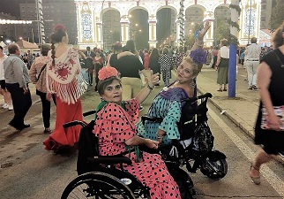 Helena y Luisa posan juntas en la Feria de Abril de Sevilla (Fuente: Foto cedida por las propias Helena y Luisa a Servimedia)