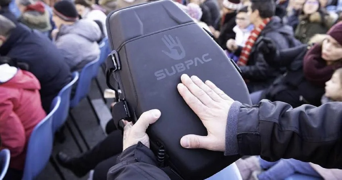 Una persona en un evento y con una de las tecnologías existentes para poder hacer accesible dicho evento artístico escénico (Fuente: Teatro Circo Price)