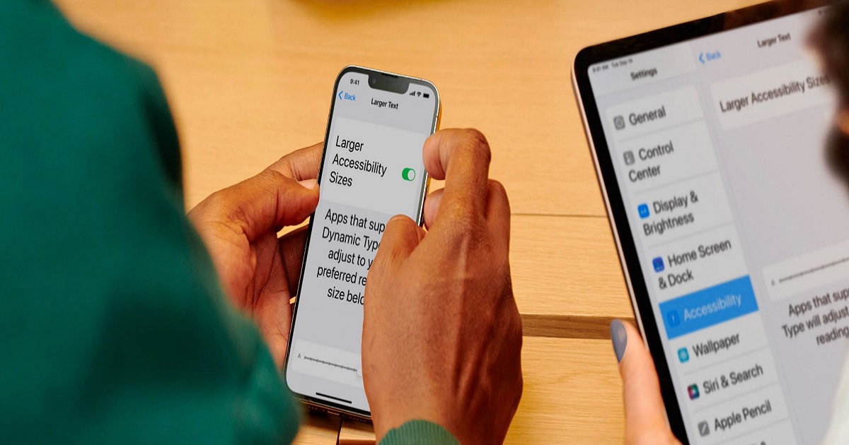Dos personas usando técnicas de accesibilidad con su Mac y iOS (Fuente: Apple)