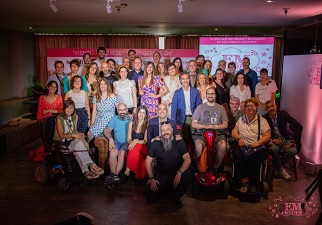 Grupo de participantes posan en la pasada 'VI edición del Encuentro de la Comunidad digital de Esclerosis Múltiple ' (Fuente: EMredes)