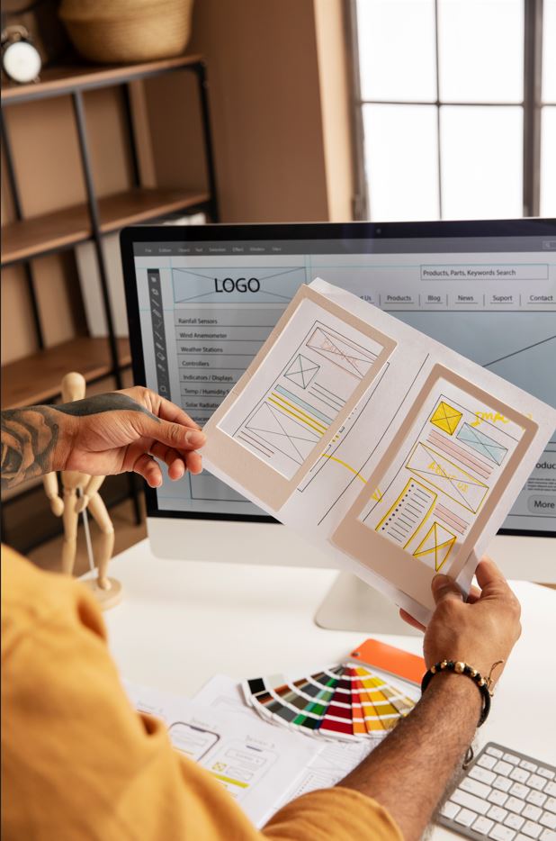 Una persona realizando el diseño de una web accesible