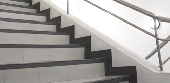 Escaleras en un portal, una barrera para la accesibilidad en el hogar