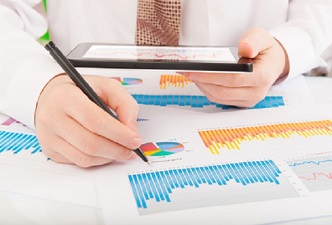 Un hombre usando alfabetización en la tecnología