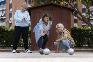 mayores jugando a la petanca