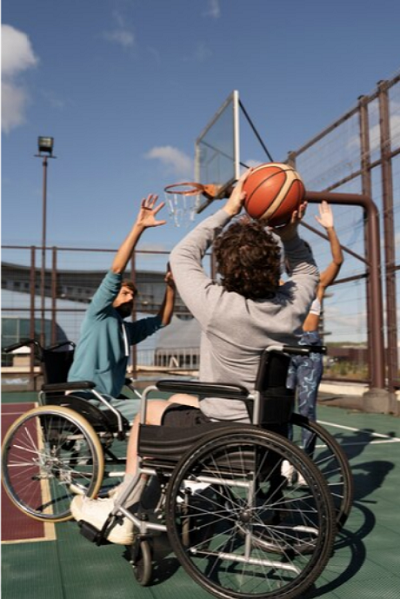 chicos jugando al baloncesto en silla de ruedas en la calle