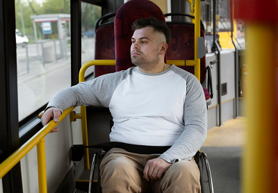 chico en silla de ruedas en el autobús
